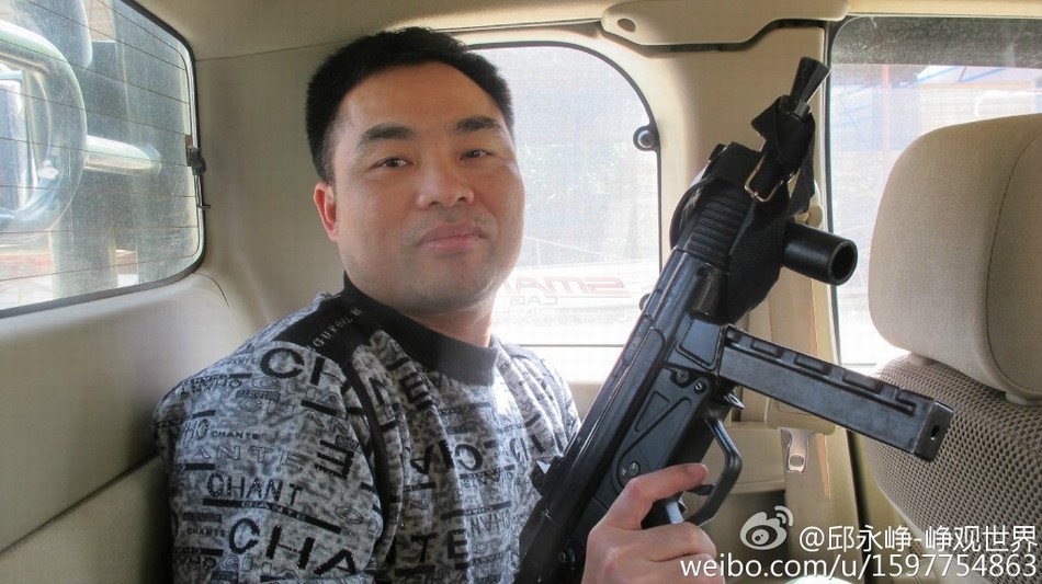 中国记者深入佤邦战区前线