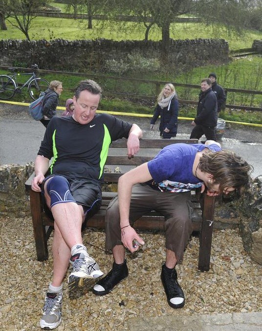 英国首相卡梅伦爱跑步 勤锻炼玩转越野跑