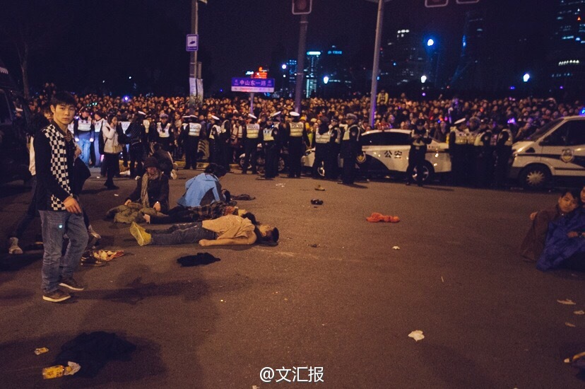 上海外滩发生踩踏事件 致35人死亡43人受伤