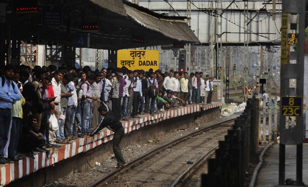 印度孟买铁路中断致数千人滞留 引发暴力冲突
