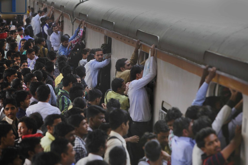 印度孟买铁路中断致数千人滞留 引发暴力冲突