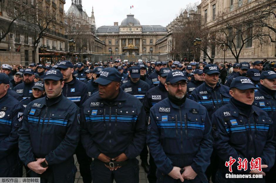法国恐袭遇难警察公祭现场