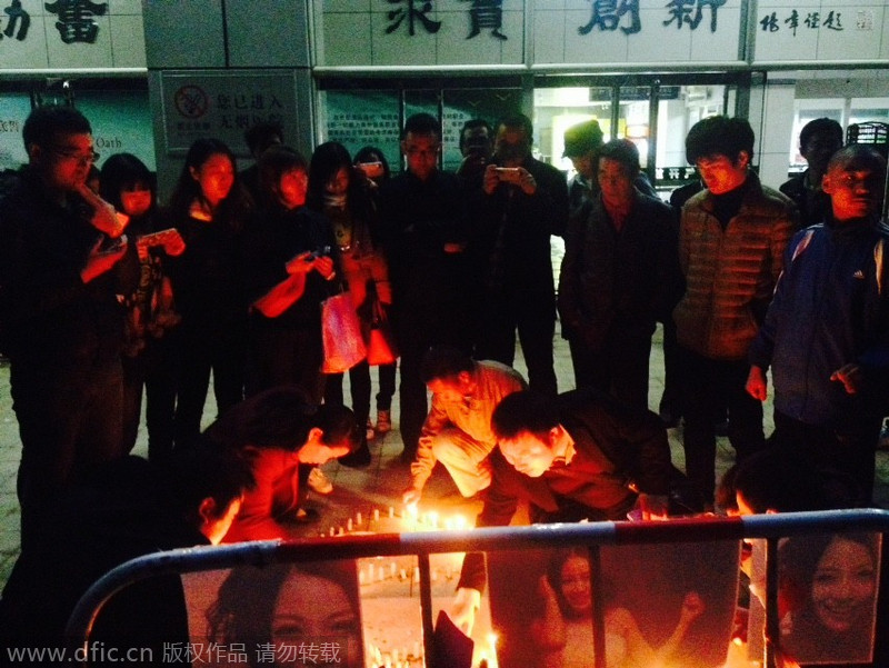 歌迷奔赴北大深圳医院摆蜡烛吊唁姚贝娜