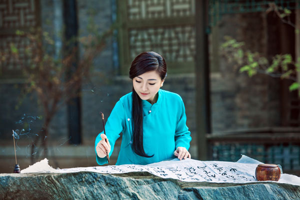 《静墨·园》古韵写真 禅意歌者化身禅意古典女子