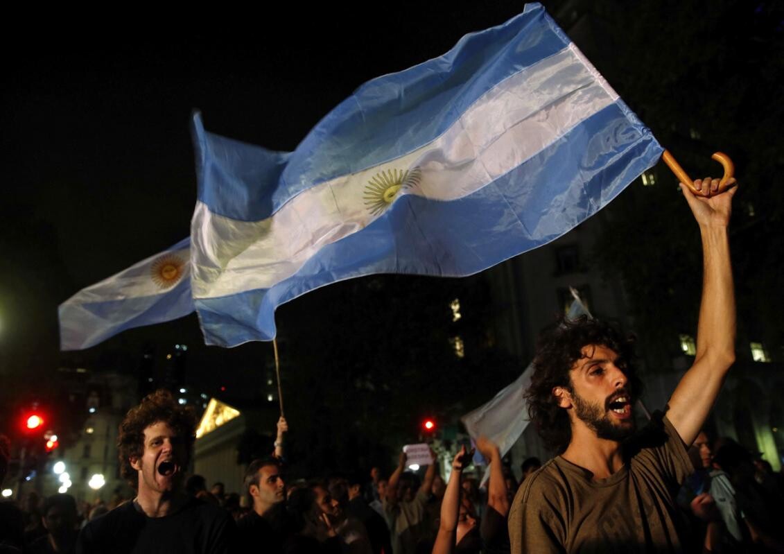 阿根廷法官离奇死亡引不满 群众聚集总统府抗议