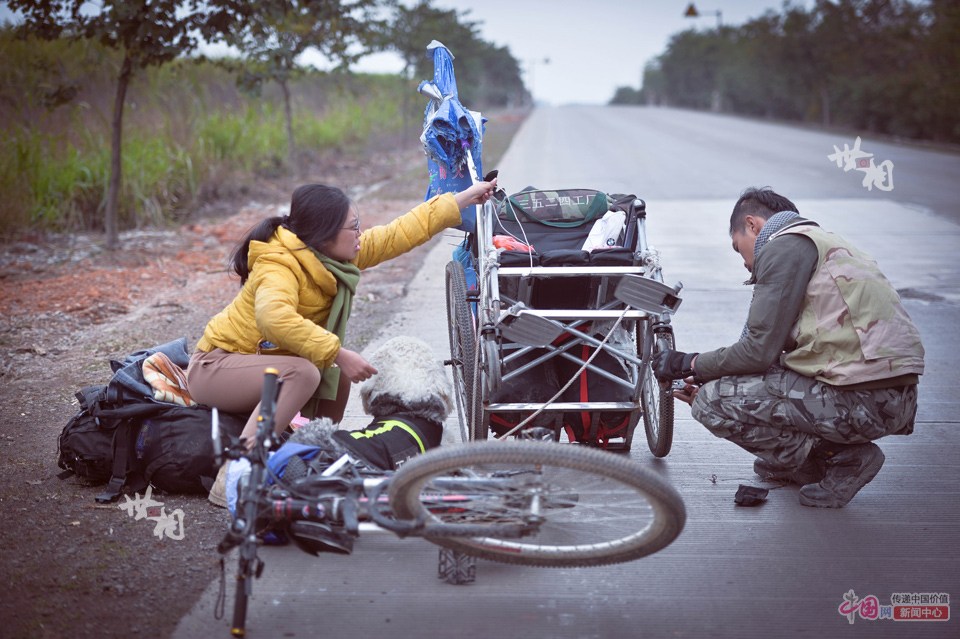广西男子带轮椅上的 企鹅病 女友骑行全国