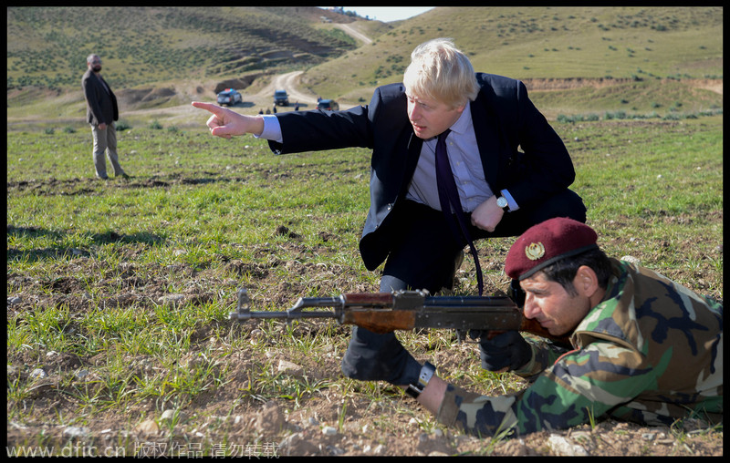 伦敦市长鲍里斯出访伊拉克慰问英军 亲自体验射击