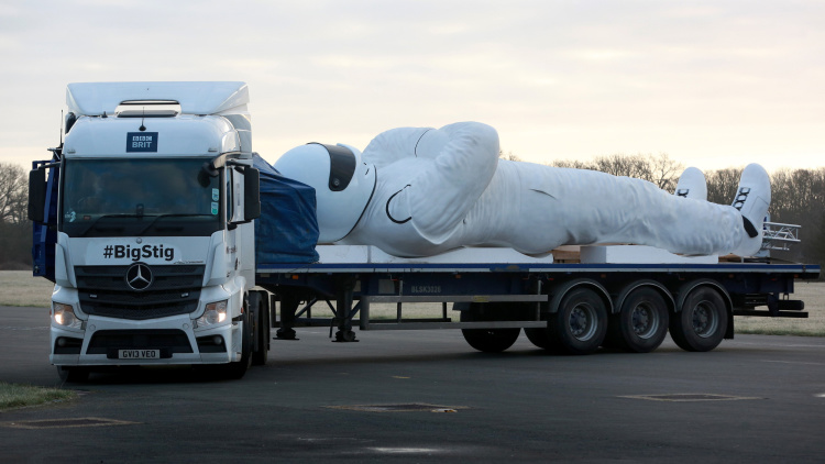 Top Gear打造Stig巨型雕像 高度超9米