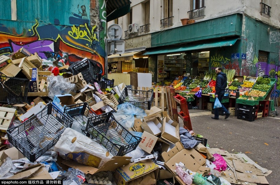 法国马赛清洁工罢工 路面垃圾堆积如山