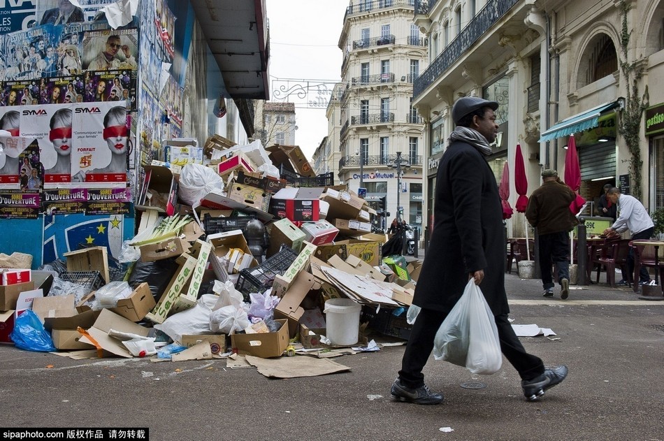 法国马赛清洁工罢工 路面垃圾堆积如山