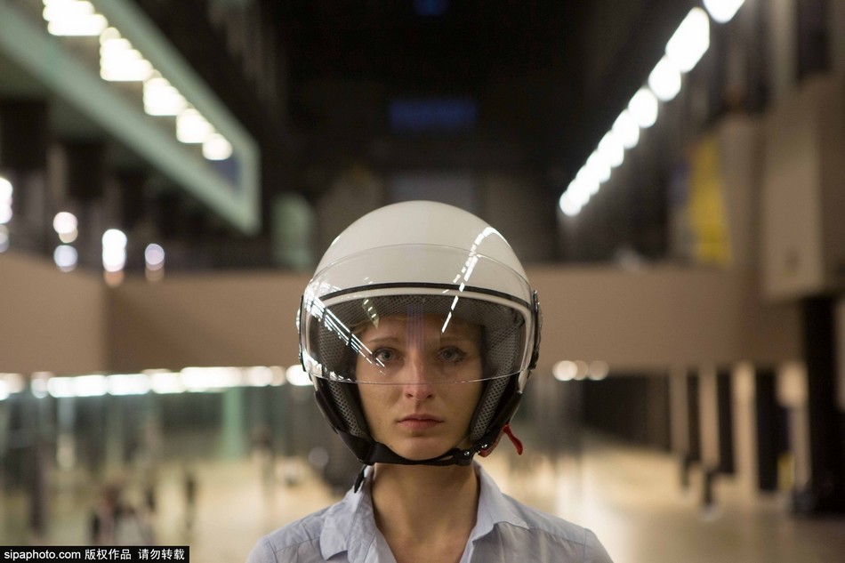 英设计师发明科幻头盔 可感受到脑波信号