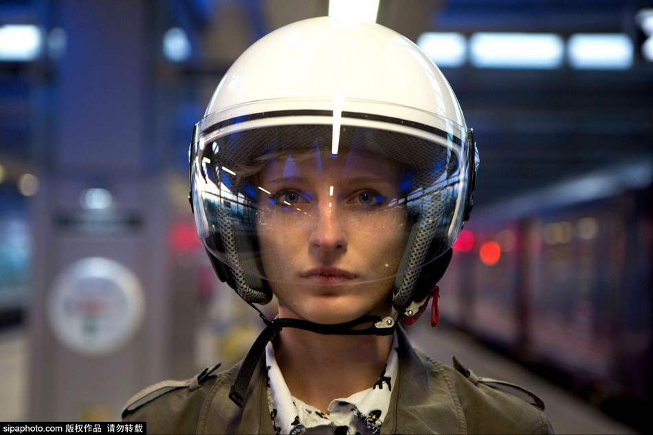 英设计师发明科幻头盔 可感受到脑波信号