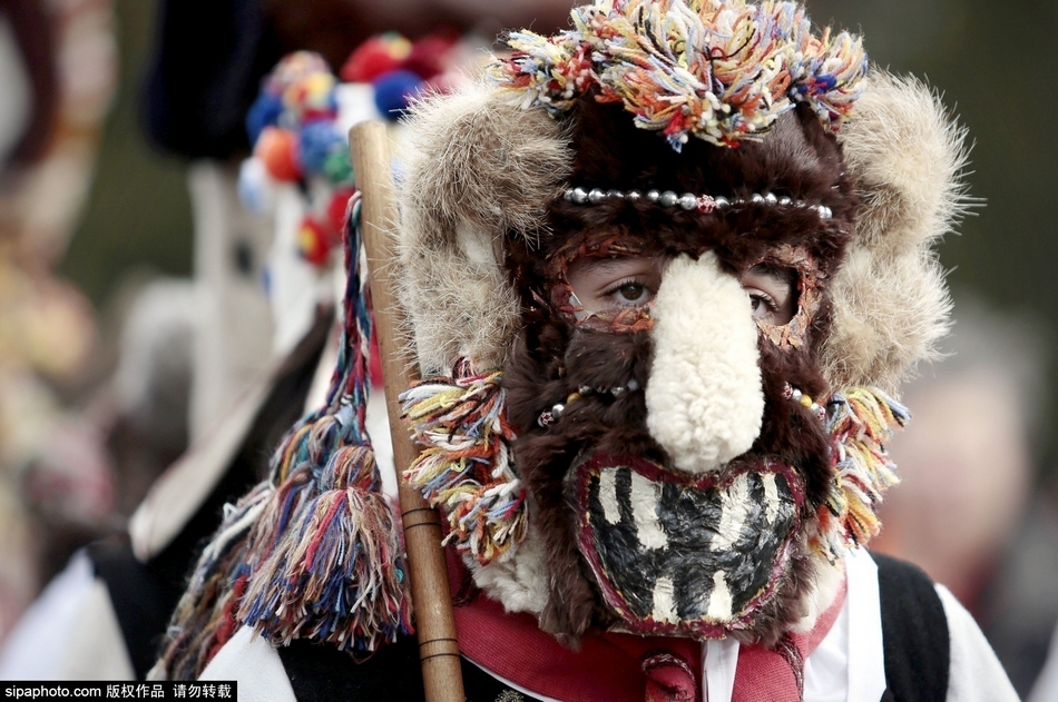 保加利亚民众戴夸张面具跳舞庆节日
