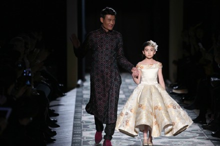 中国9岁女孩登巴黎时装周 史上年纪最小