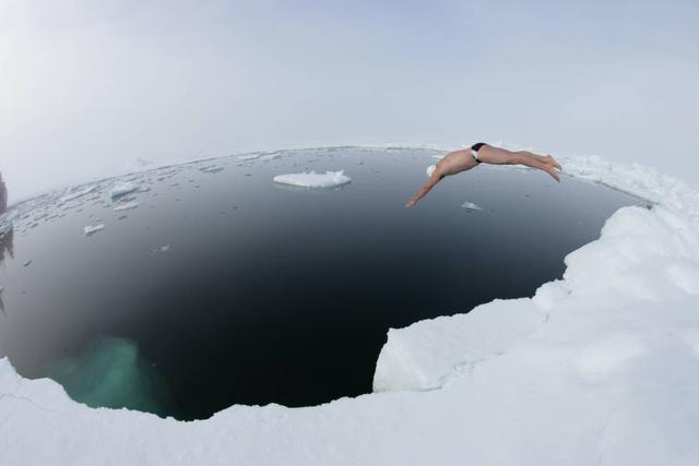 男子南极游泳破纪录 零下1.7℃海水中游20分钟