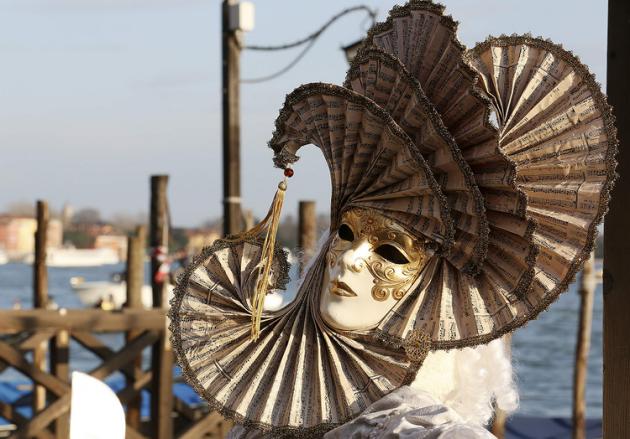 威尼斯狂欢节盛大开幕 美轮美奂面具服饰大比