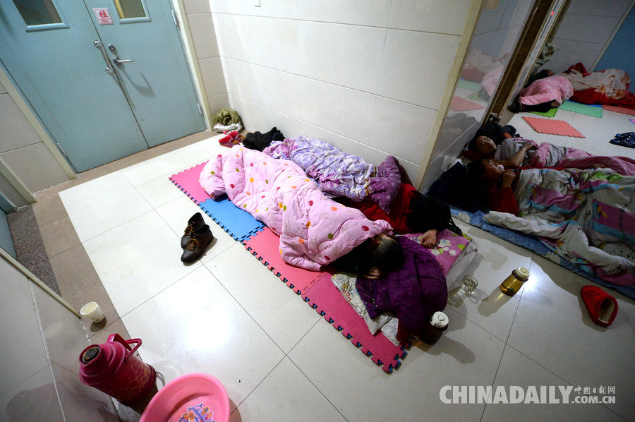 济南:医院走廊变 客房 娃住病房娘睡过道
