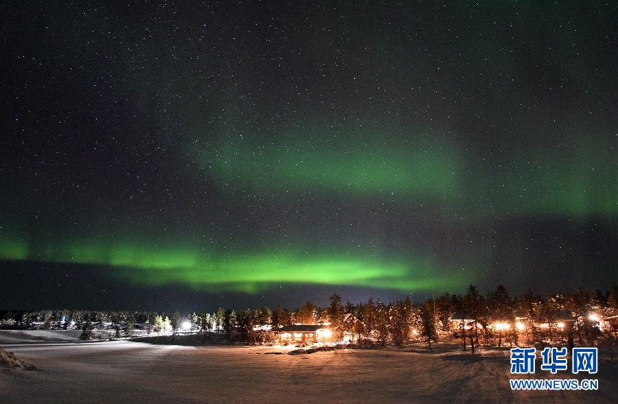 芬兰北极光活跃 吸引世界各地游客(组图)