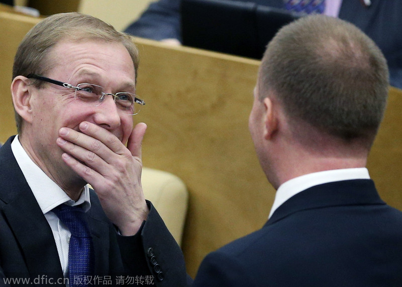 俄罗斯杜马召开会议 官员打手机表情动作夸张