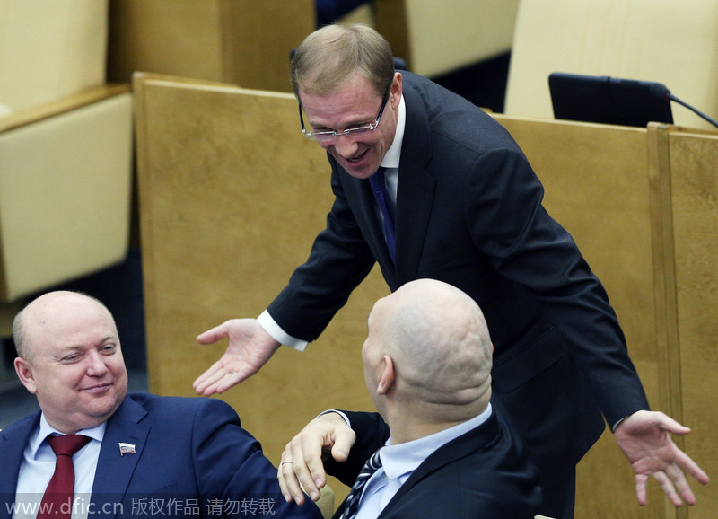 俄罗斯杜马召开会议 官员打手机表情动作夸张
