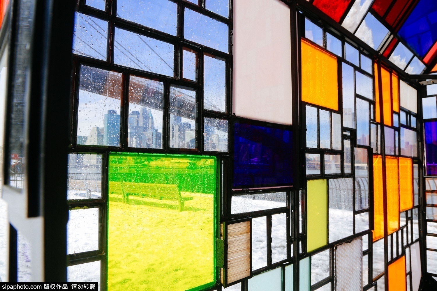 纽约艺术家设计有机玻璃房 五彩斑斓如梦幻屋