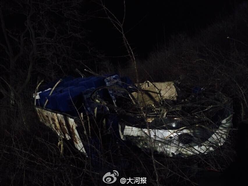 河南大巴坠崖图片