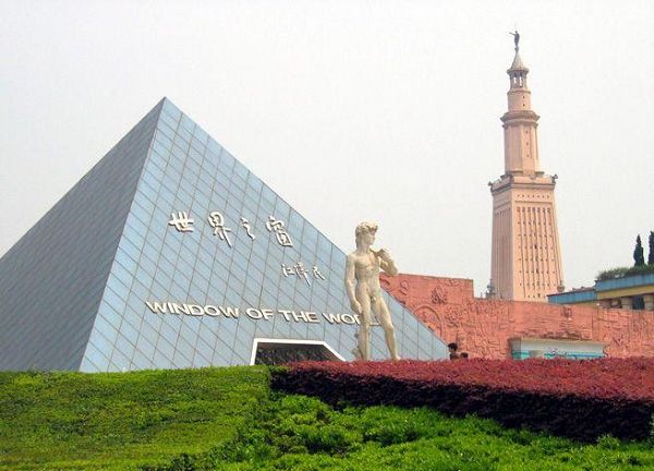 雕像遭女游客咸猪手图片