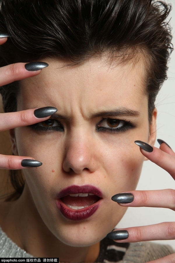 米兰时装周:金属质感指甲 酷女必备