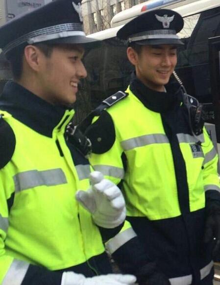 英国地铁帅哥爆红图片