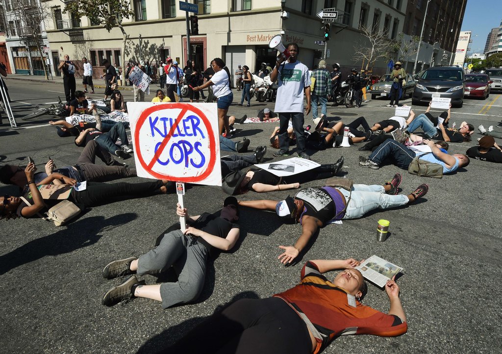 美国民众“躺尸”示威 抗议警方枪杀流浪汉