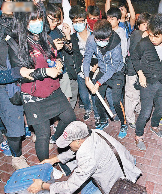 香港媒体以暴徒称呼反水客示威者