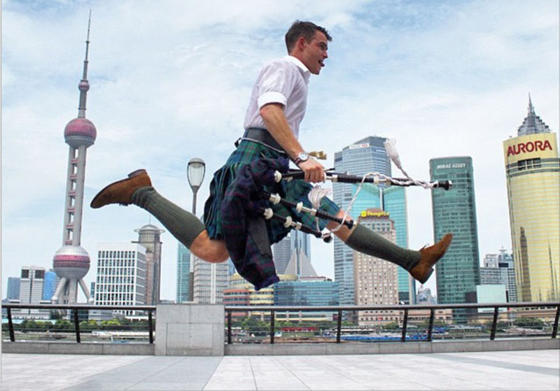 苏格兰男子挑战吹风笛环游世界