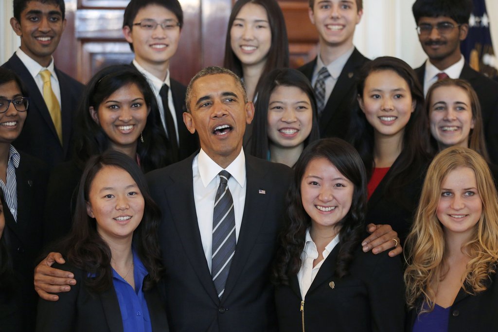 奥巴马“左拥右抱”会见“小诺贝尔奖”选手 含华裔
