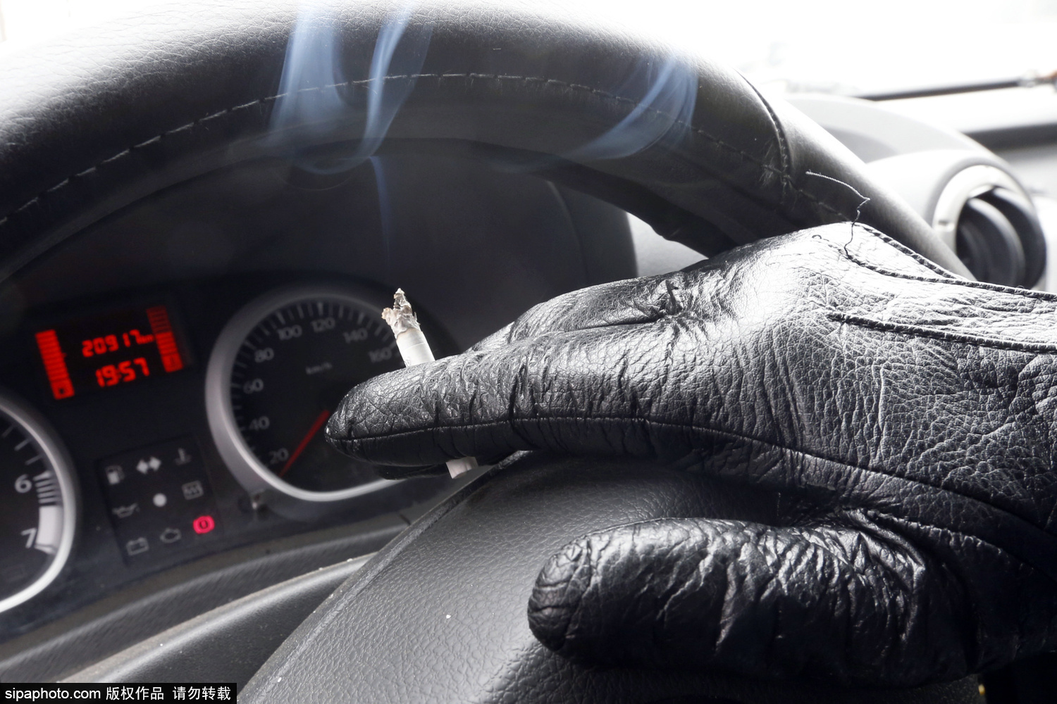 俄罗斯社会院:禁止开车吸烟干涉吸烟者私生活