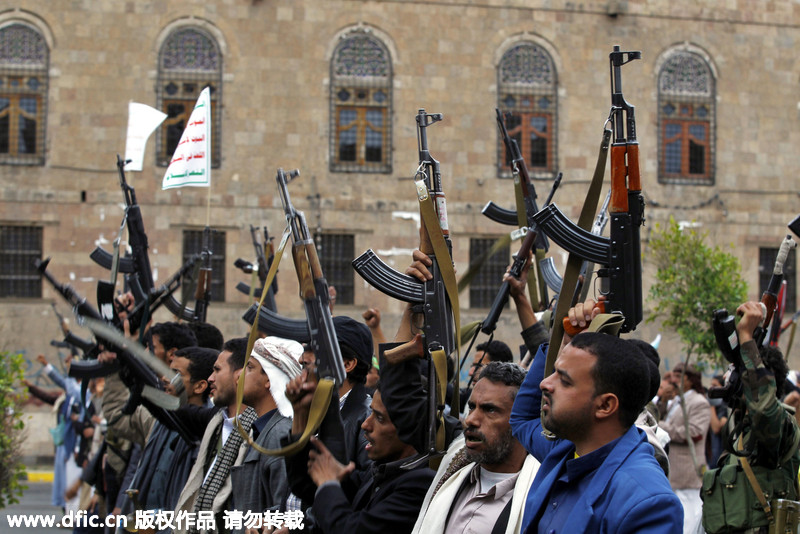 也门胡塞反政府武装持枪集会 抗议沙特空袭