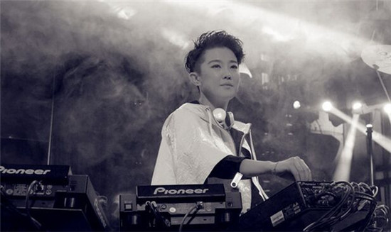 刘力扬力推跨界合作 国际光绘技术呈现MV新作