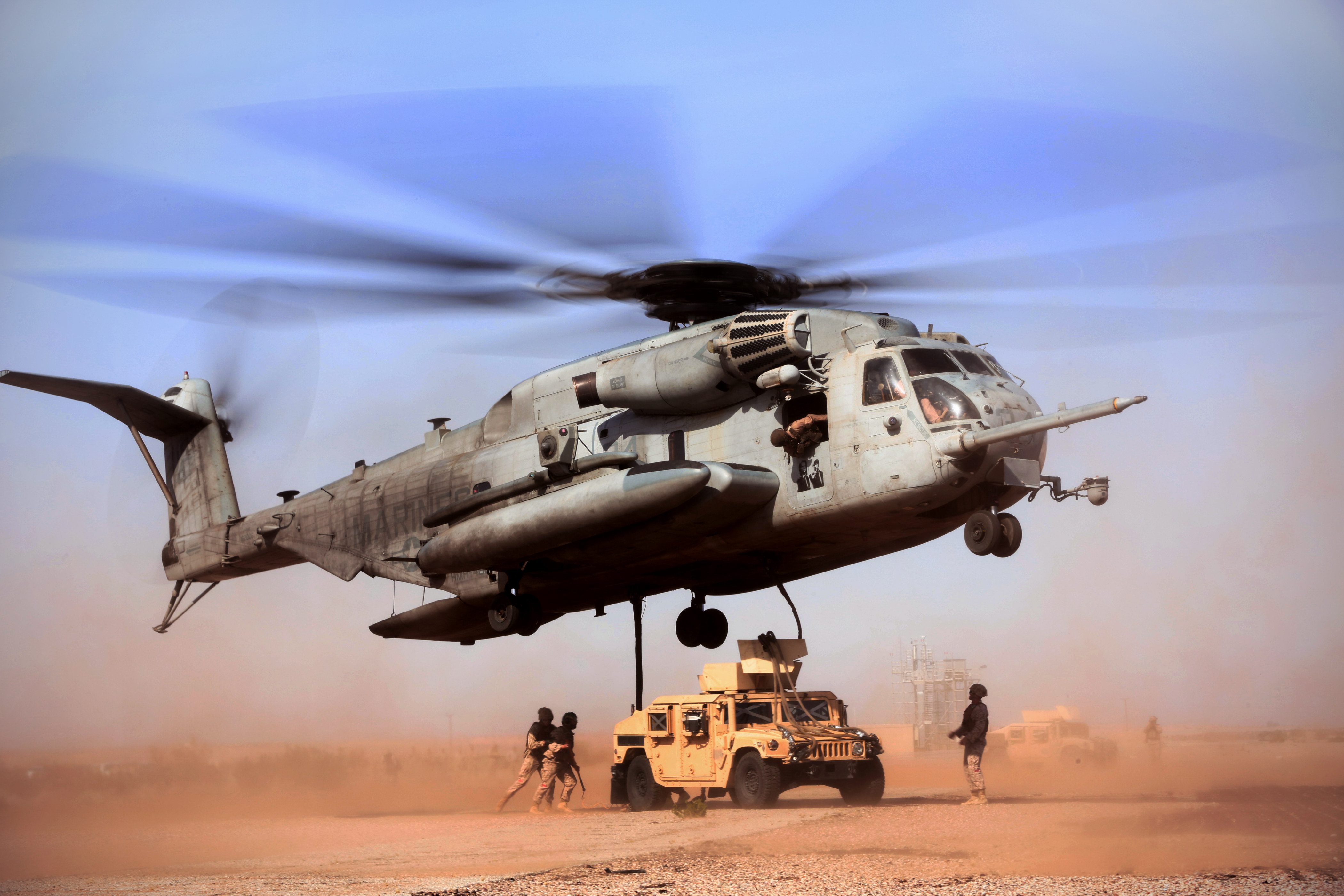 美军直升机吊装悍马仍空中加油_军事_环球网