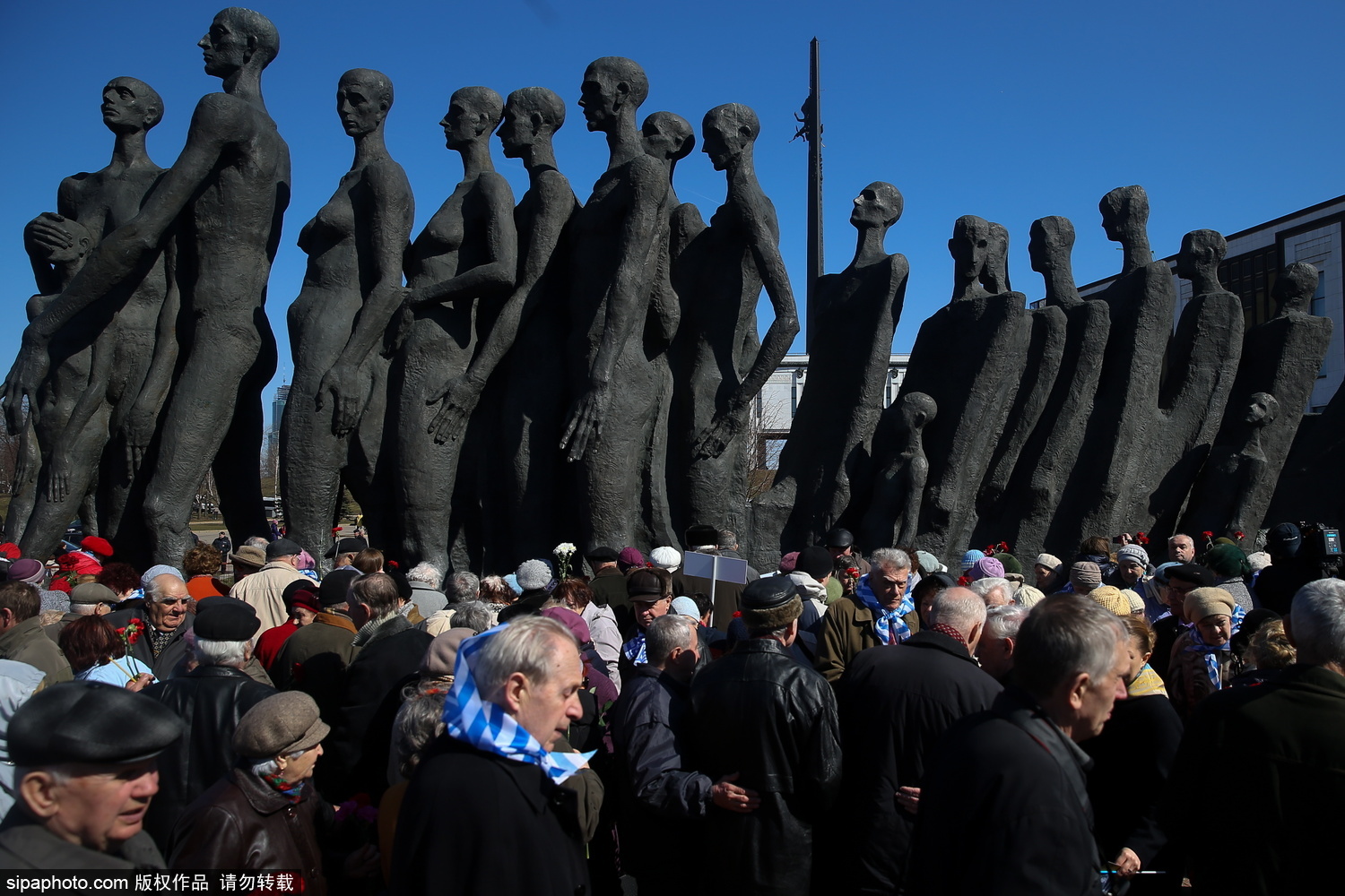 俄罗斯民众聚集参加纪念纳粹集中营解放日活动