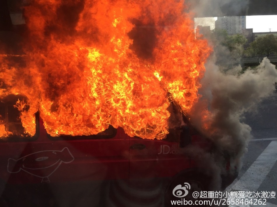 上海:京东商城货车着火 伴有爆炸声