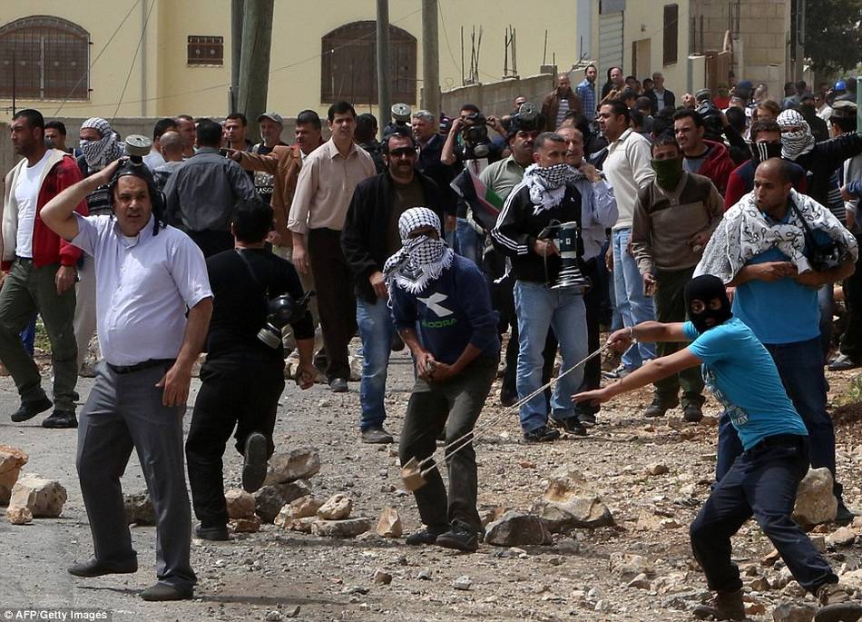 5岁巴勒斯坦男孩向全副武装的以色列警察扔石块