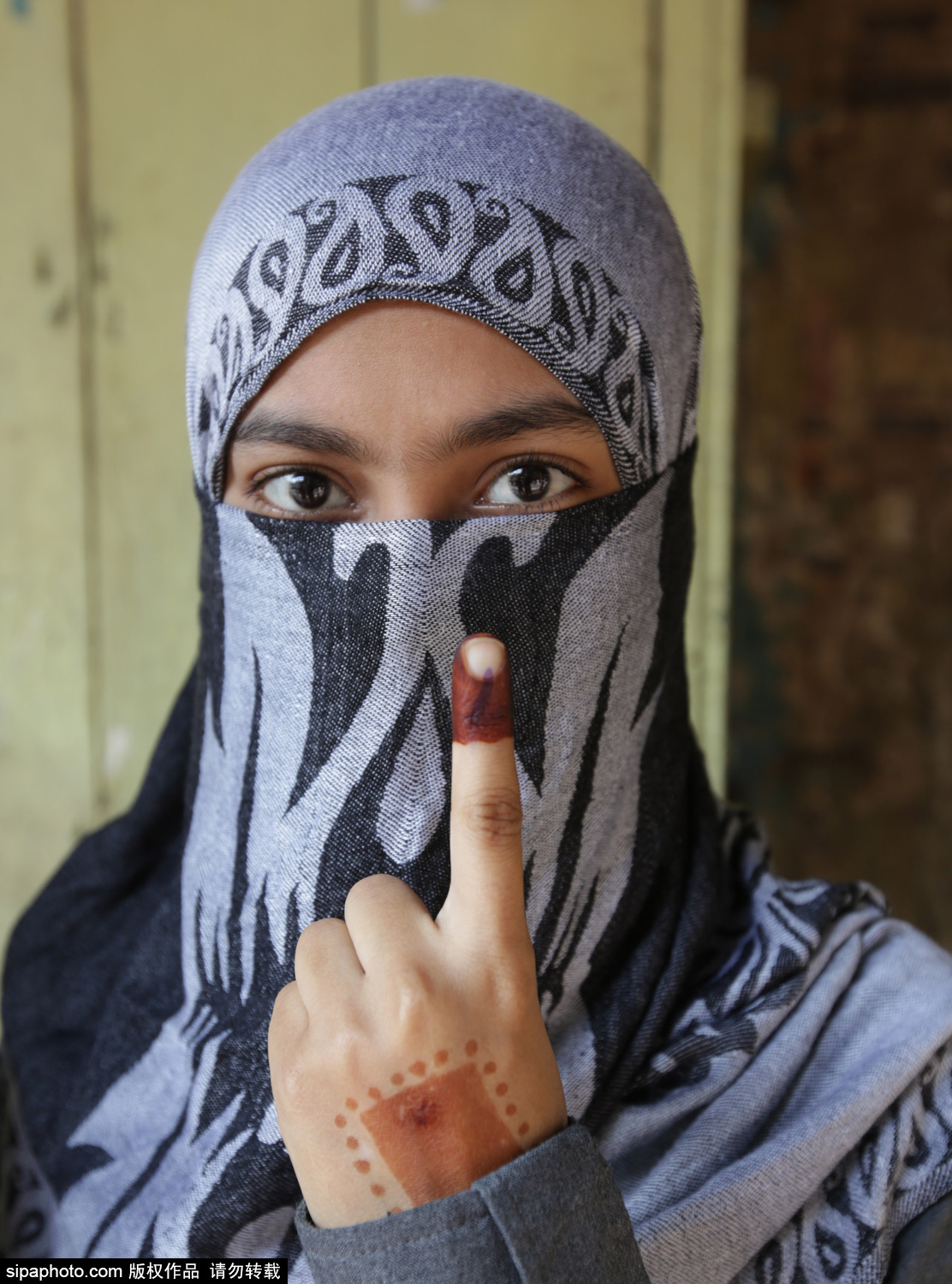 印度加尔各答2015市政选举 选民现场投票亮手