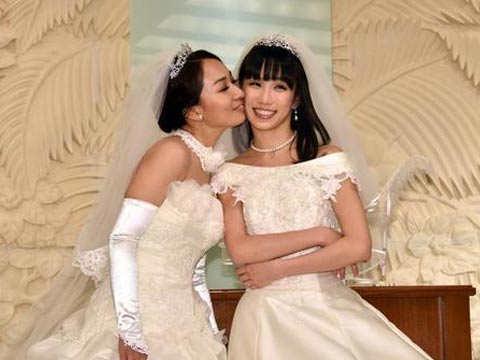 日本<em>同性恋女艺人</em>同穿婚纱举办婚礼