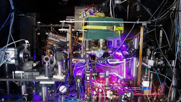 新原子钟精准度创纪录 150亿年内计时可分秒不