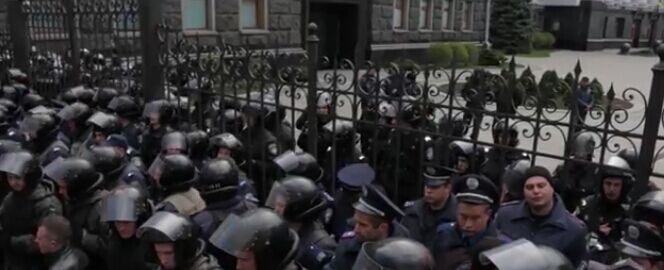 乌克兰数千名矿工封锁政府大楼 质问“我们的钱去哪了”