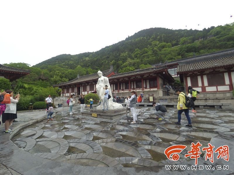 杨<em>贵妃</em>雕像遭袭胸 游客称花钱进为什么不能摸