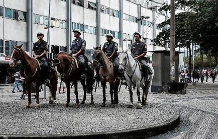 巴西里约热内卢频发持械抢劫 警察骑马维护治安