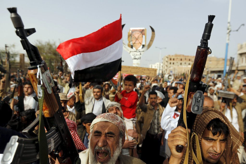 也门胡塞支持者持武器示威 抗议沙特空袭