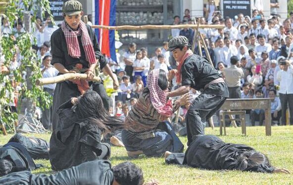 柬举行愤怒日活动 学生重演红色高棉杀人场