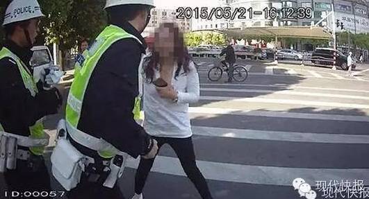 <em>女司机</em>违章 解开衣扣称<em>非礼</em>_国内新闻_环球网