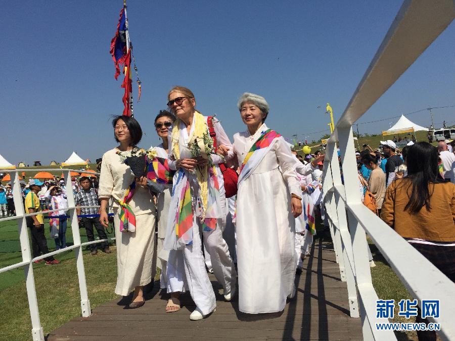 国际女性活动家代表团穿越朝韩非军事区